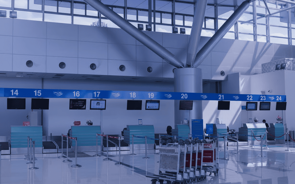 Khu vực quầy thủ tục tại sân bay Trà Nóc